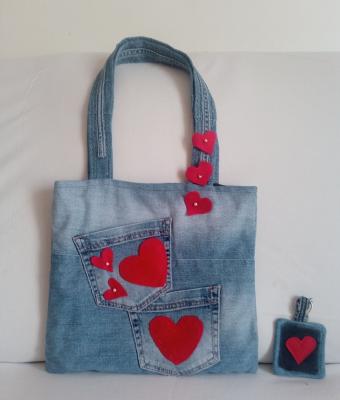 borsa-con-cuori-applicati