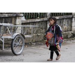 giovane-venditrice-ambulante