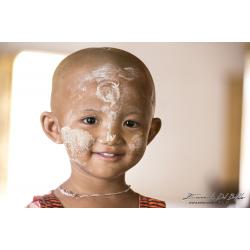 bambina-birmana-in-uno-dei-mo