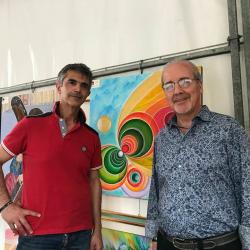 con-dario-verzulli-di-autismo-abruzzo-dietro-il-quadro-che-ho-donato-all-associazione