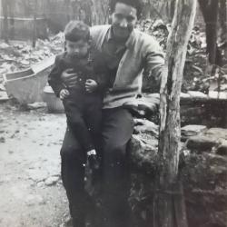 in-braccio-a-mio-padre-che-era-decoratore-e-pittore-1956