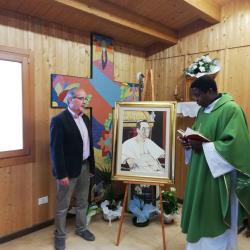 un-momento-della-donazione-del-mio-quadro-giovanni-paolo-i-alla-parrocchia-di-arischia