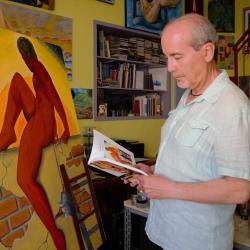 nel-mio-studio-con-il-catalogo-del-premio-esploratore-d-arte-cristoforo-colombo-del-critico-sandro-serradifalco
