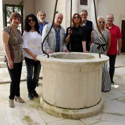 con-gli-amici-artisti-con-cui-ho-esposto-alla-mostra-dei-cinque-cortili-del-centro-storico-dell-aquila-per-la-sua-rinascita