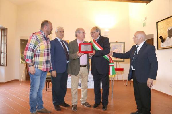 premiazione-con-targa-alla-mostra-ritratti-dei-papi