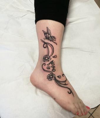 tatuaggio-floreale-caviglia