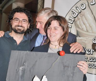 pinnar-antonio-scultore-consegna-l-opera-fuori-dal-nero-alla-fondazione-onlus-borgonovo