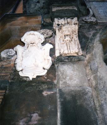 lo-stemma-e-il-capitello-della