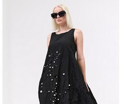 via-lactea-la-nuova-collezione-di-abiti-e-gioielli-di-maria-calderara-guarda-a-satoshi-hirose-e-alle-stelle