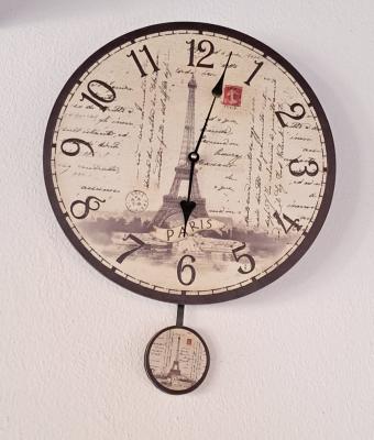 clock-with-eifell-tower