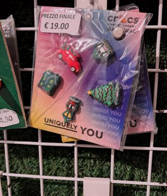 holiday-crocs-charm-set