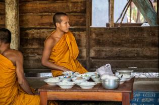 refettorio-dei-monaci-in-laos