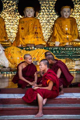 tempio-in-myanmar-giovani-mon
