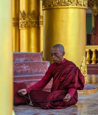 monaco-in-preghiera-nel-tempio