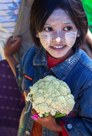 bimba-al-mercato-myanmar