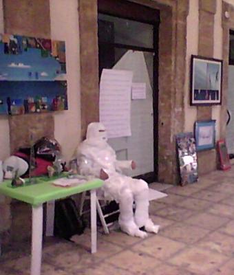 istallazione-vivente-seduta