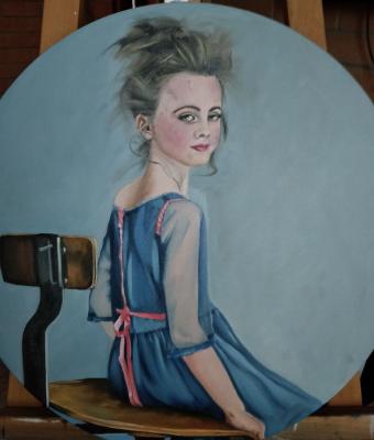 ragazza-sullo-sgabello