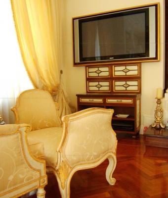 decori-e-goglia-d-oro-su-poltr