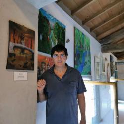 il-critico-d-arte-giorgio-gregorio-grasso-con-la-mia-opera-il-ponte-del-diavolo-presso-il-castello-di-rocca-brivio-a-milano-nella-mostra-per-i-700-ann il-critico-d-arte-giorgio-gregorio-grasso-con-la-mia-opera-il-ponte-del-diavolo-presso-il-castello-di-rocca-brivio-a-milano-nella-mostra-per-i-700-ann
