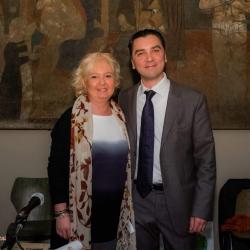 con-il-critico-d-arte-enzo-nasillo-presso-la-sala-degli-affreschi-di-candelobi-2019