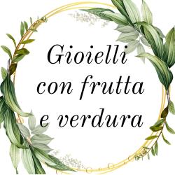 gioielli-realizzati-con-funghi-frutta-e-verdura-inglobati-nella-resina