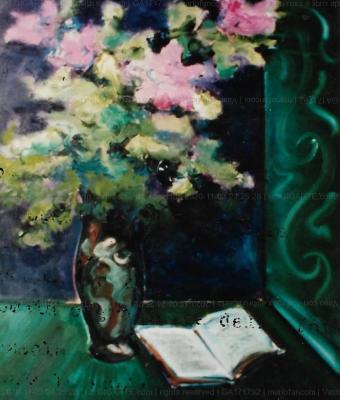 vaso-con-fiori-rosa-e-libro-ap