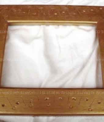 cornice-con-incisioni-astratte
