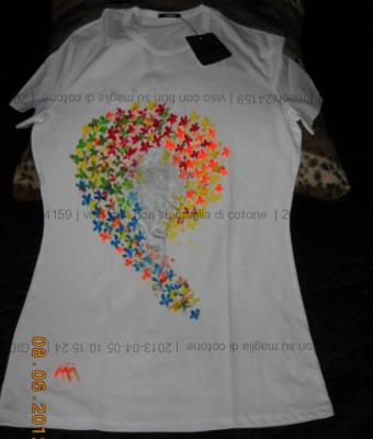 viso-con-fiori-su-maglia-di-co
