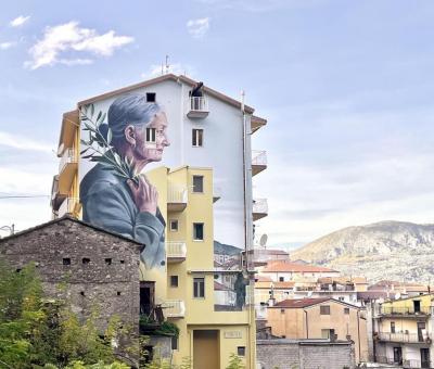 alma-mater-porta-della-lucania-limponente-murale-anamorfico-di-antonino-perrotta-per-vietri-di-potenza