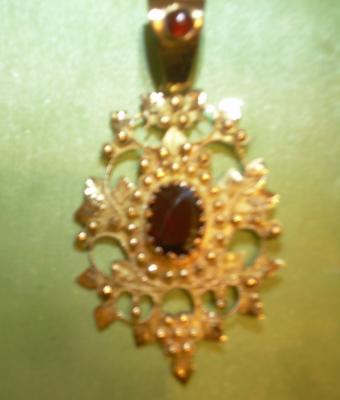 ciondolo-oro-e-granato