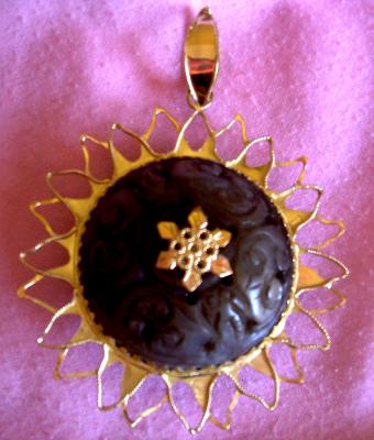 ciondolo-sole-con-giada-scura