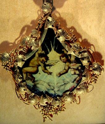 ciondolo-oro-e-miniatura