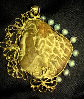 ciondolo-oro-e-pietra-ferrosa