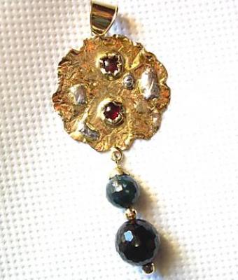ciondolo-oro-a-sbalzo-e-cesell