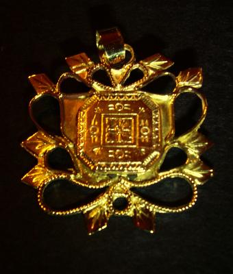 ciondolo-in-oro-con-incisione