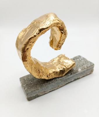 scultura-contemporanea-dorata