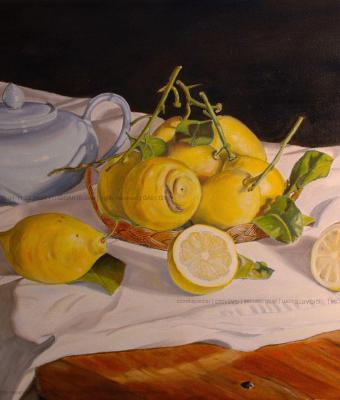 limoni-e-teiera-sul-tavolo
