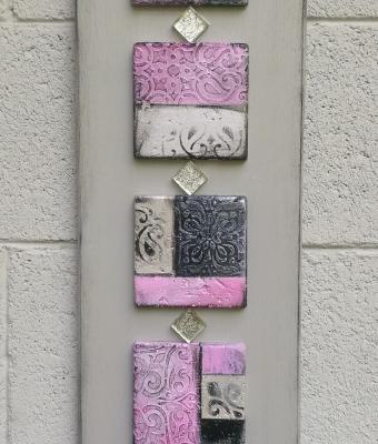 totem-piastrelle-rosa-e-nero