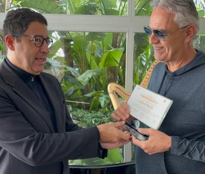 salvo-nugnes-conferisce-il-premio-margherita-hack-ad-andrea-bocelli